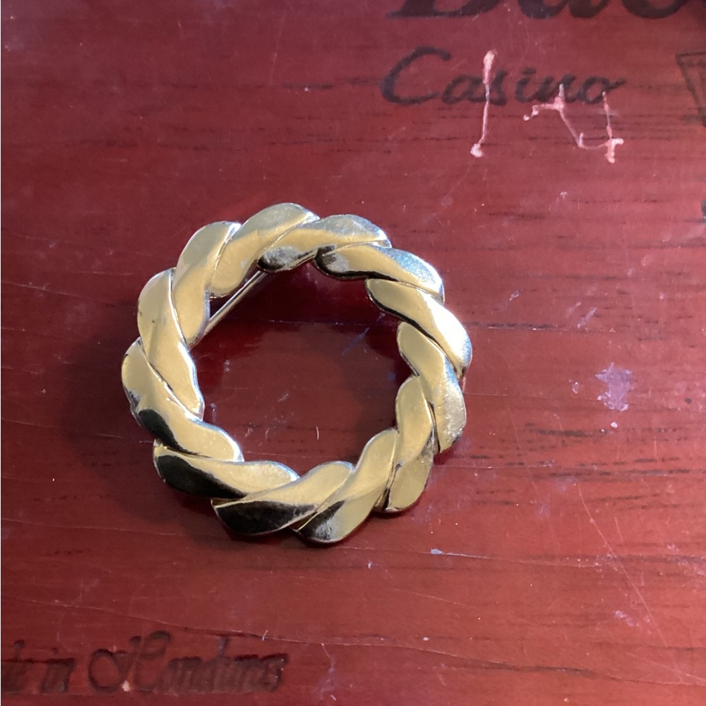 Vintage Sarah Coventry Gold Wreath Brooch